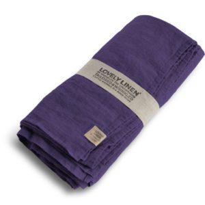 Buegelfreie-Tischdecken-und-Servietten-von-Lovely-Linen in aubergine