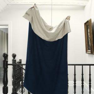 Couchdecke-in-midnight-blue-von-Lovely-Linen-in-voller-Gr-sse