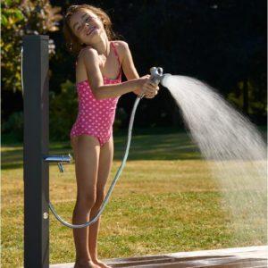 Gartendusche-Born-in-Aktion