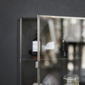 Glasschrank-im-Badezimmer-von-House-Doctor-in-klein1