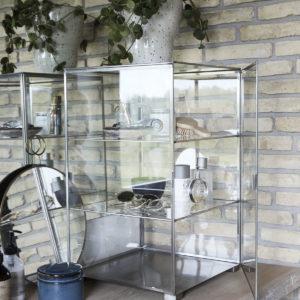 Glasvitrine-Cabinet-von-House-Doctor-aus-Zink-mit-Accessoires