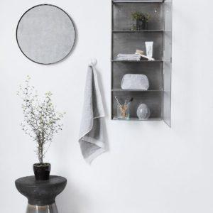 Glasvitrine-im-Badezimmer-von-House-Doctor-in-gross2