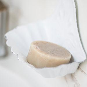 Ib-Laursen-Bad-Shop-weisse-Seifenschale-in-Emaille