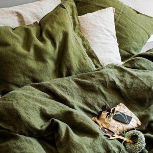 Kopfkissen-aus-Leinen-in-jeep-green-von-Lovely-Linen-auf-dem-Bett