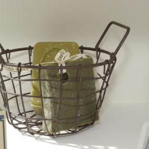 Nostalgischer-Seifenkorb-mit-Seife-aus-der-Provence