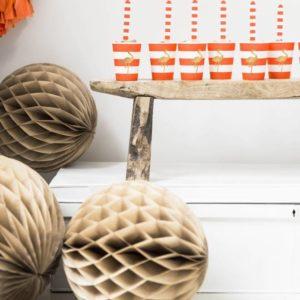 Party-Besteck-Flamingo-bei-der-Partyvorbereitung