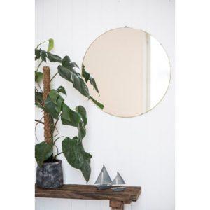 Runder-Wandspiegel-von-Ib-Laursen-mit-Deko