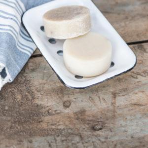 Seifenschale-2-von-Ib-Laursen-aus-Metall-mit-Seife-weiss