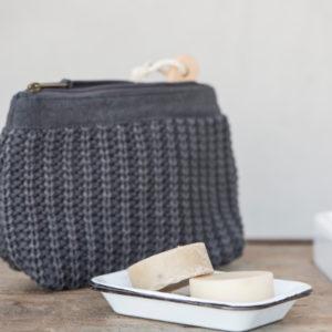 Seifenschale-2-von-Ib-Laursen-aus-Metall-mit-Seife-weiss-am-Stoffkorb