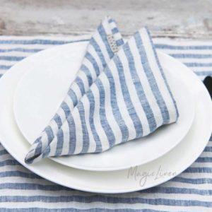 Stoffservietten-aus-Leinen-mit-blauen-Streifen