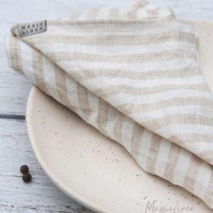Stoffservietten-aus-Leinen-mit-sandfarbenen-Streifen