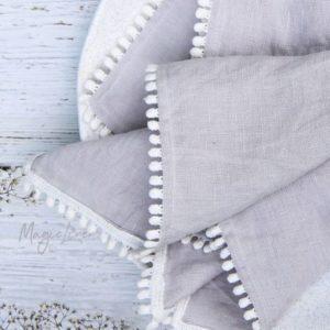 Stoffservietten-mit-PomPoms-in-light-grey