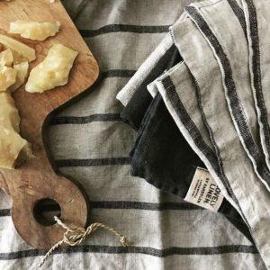 Tischdecke-und-Servietten-Stripes-black-von-Lovely-Linen