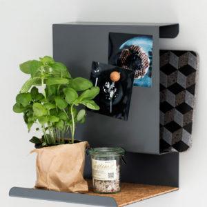 Wandregal-mit-Auflagematte-in-Kork