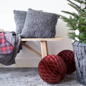 Weinrote-Dekokugeln-f-r-das-nordische-Fest