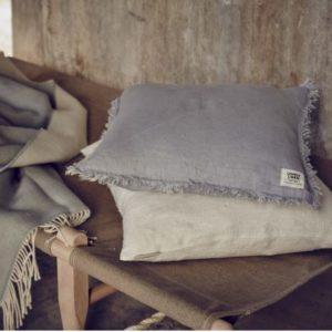 Wolldecke-Comfy-von-Lovely-Linen-in-Harmony-mit-Kissen