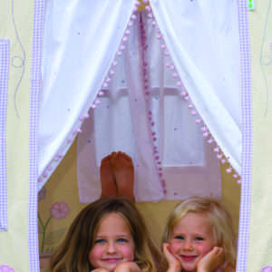 girlsindoorway55a7c5e9d1177