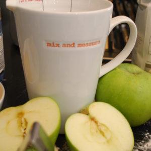 mixandmeasurejugswithapples_mod