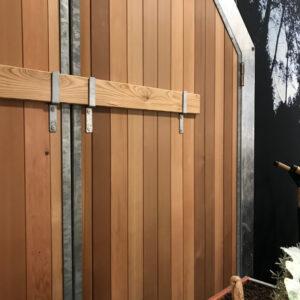 Raucherzelt für Hotel und Gewerbe Shelt´R mit Holztüren und Verschlussbalken2