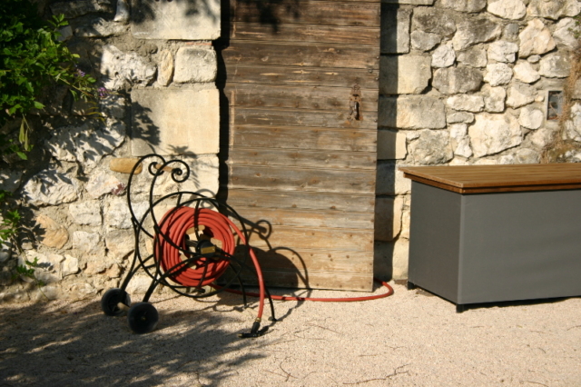 Nostalgische Gartenschlauch Waterette und große Gartenstauboxen