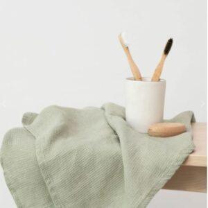 Edle Badetücher aus Leinen in feiner Waffel-Struktur im Bad und SPA